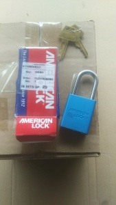 Замок навесной синий уп/25шт. MASTER LOCK A1106KABLU